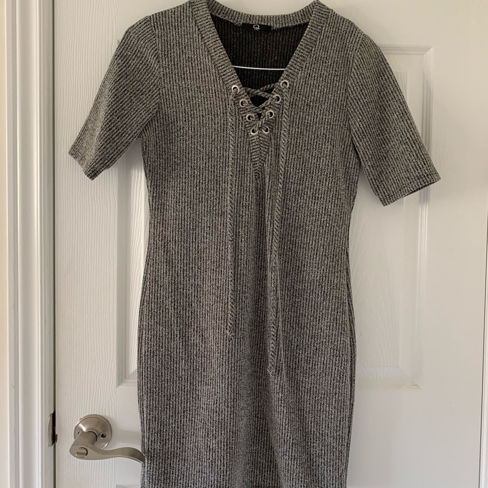 Q USA - V-neck sheath dress with cross string tie